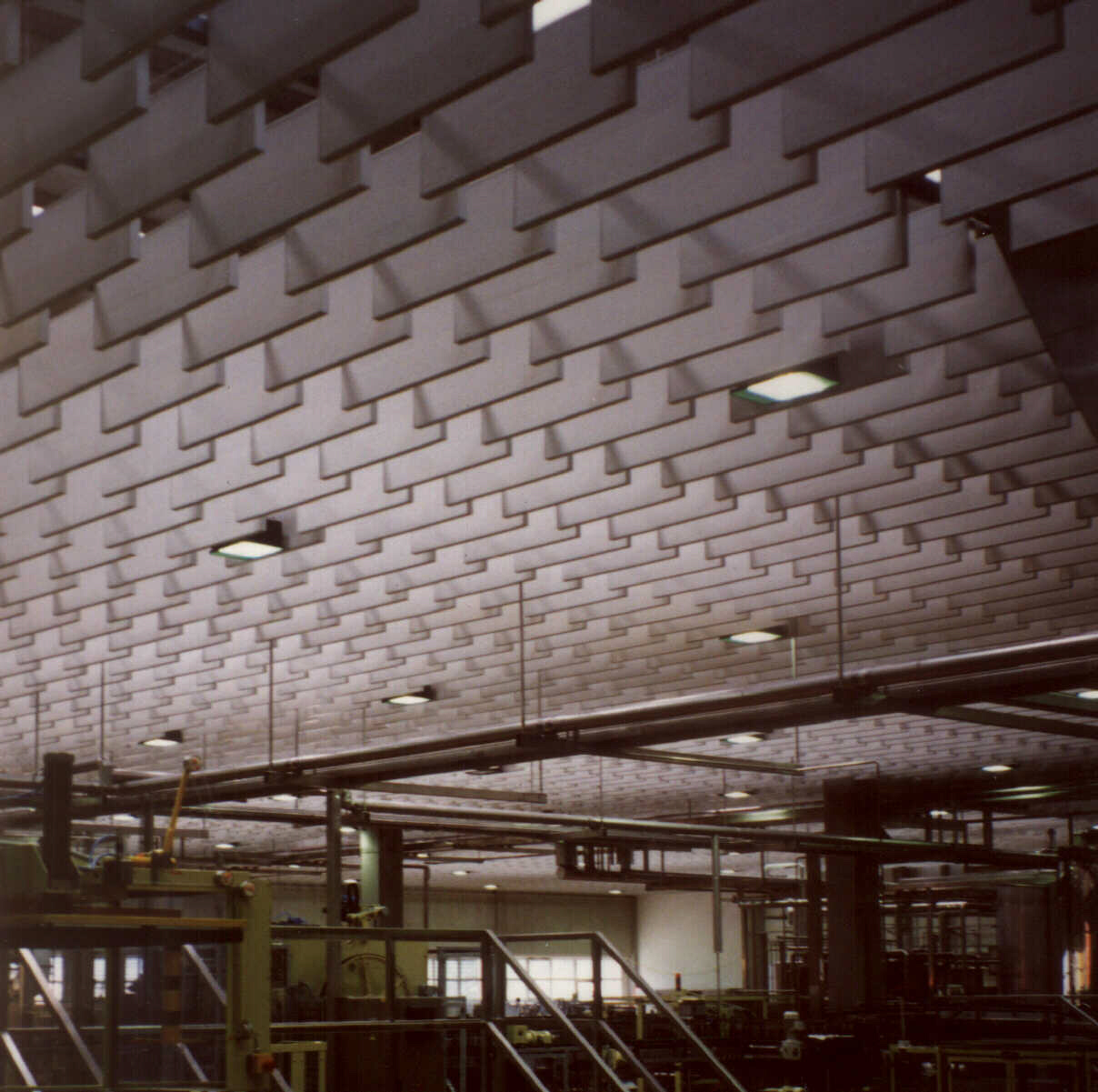 Absorptionsk&ouml;rper im Deckenbereich von Industriehallen