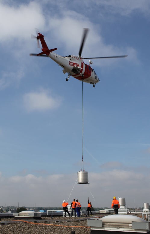 Montage von Schalld&auml;mpfern mit Hubschrauber